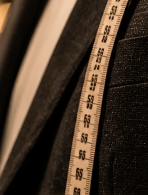 Un mètre ruban sur le revers d'une veste de costume