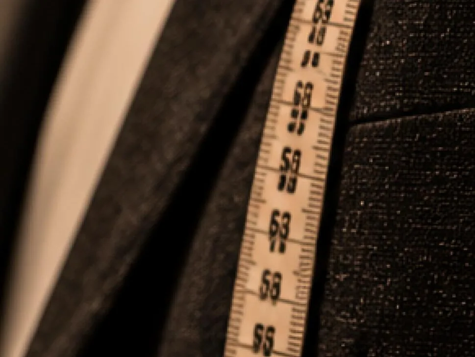 Un mètre ruban sur le revers d'une veste de costume